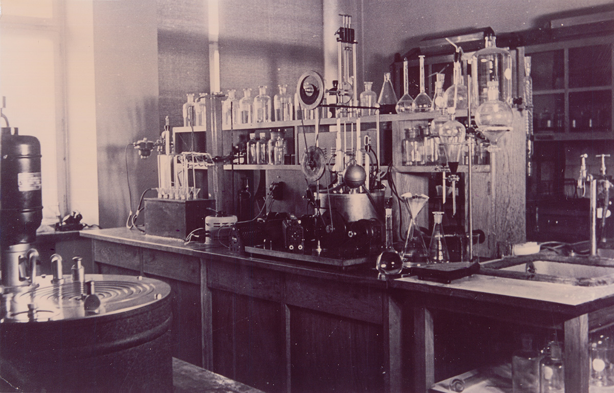 The Laboratory of the Expert Group for Chemistry and Physical Research Laboratory in 1952